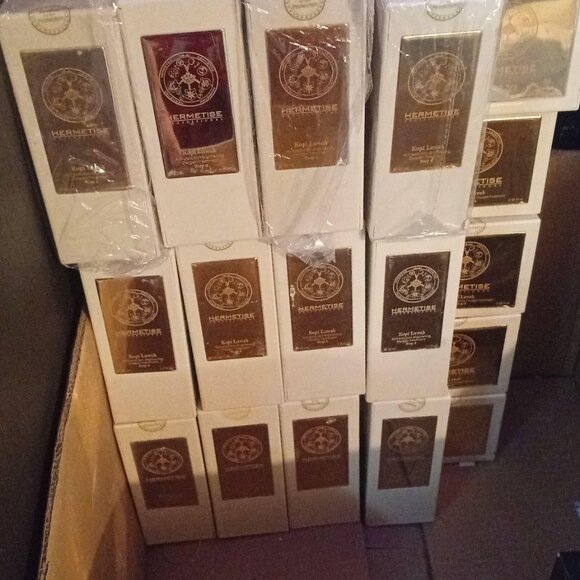 Manny different face creams - Picture 6 of 13